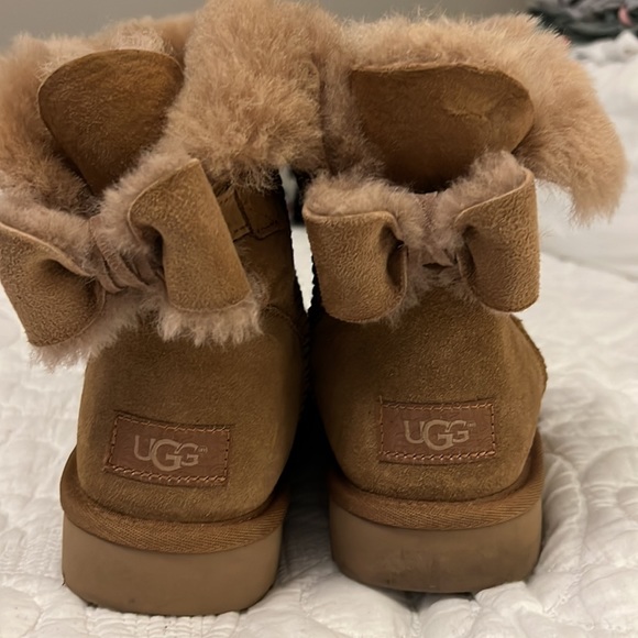 Ugg short boot with bow women’s 8 - Picture 1 of 5